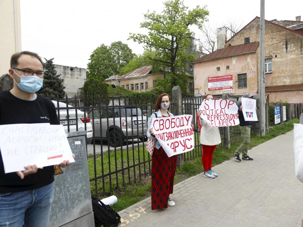 Protesta ante la embajada bielorrusa en Riga (Letonia) por la detención del periodista Roman Protasevic y su novia