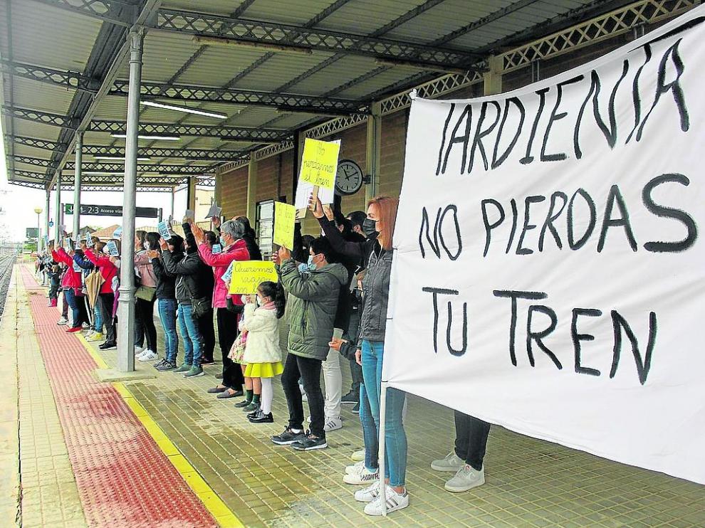 Una de las movilizaciones del pasado domingo para exigir la recuperación de los trenes regionales