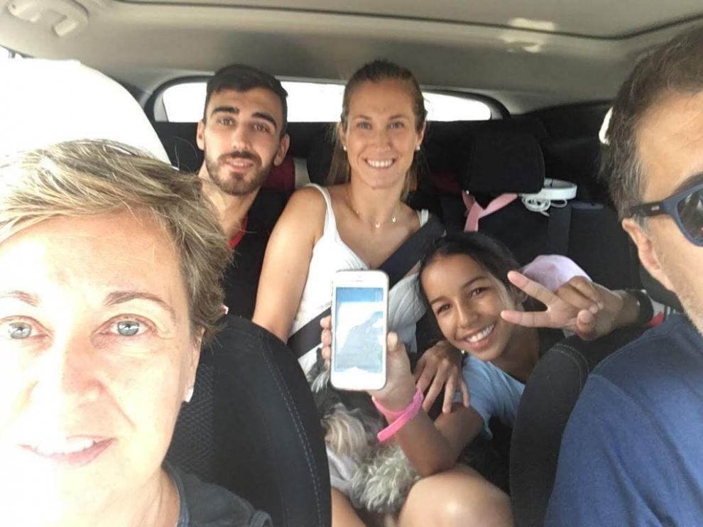 Charo Almarcegui con la pequeña Aicha y su familia, en el verano de 2019.