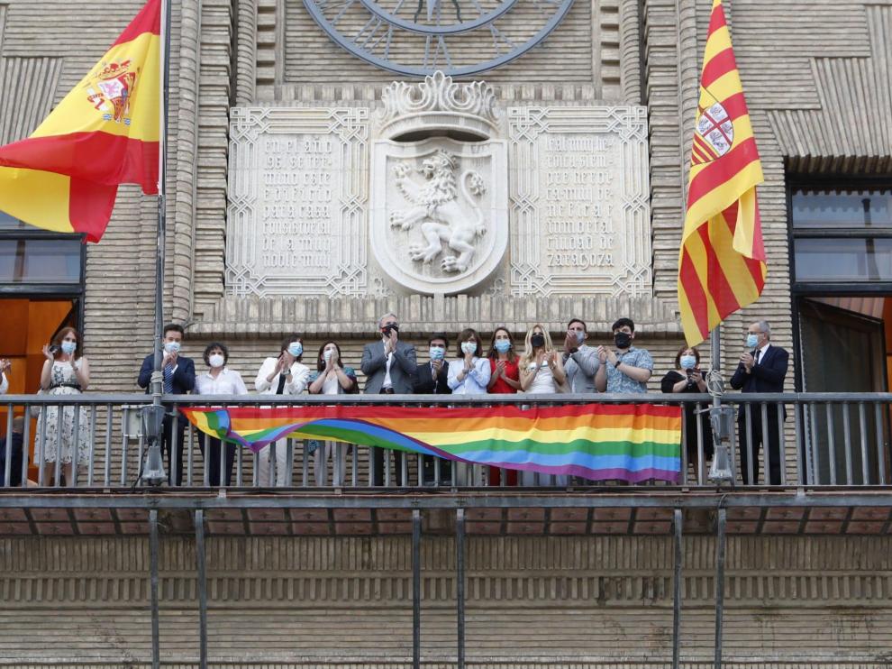 La bandera en el balcón del Consistorio zaragozano, en junio de 2020.