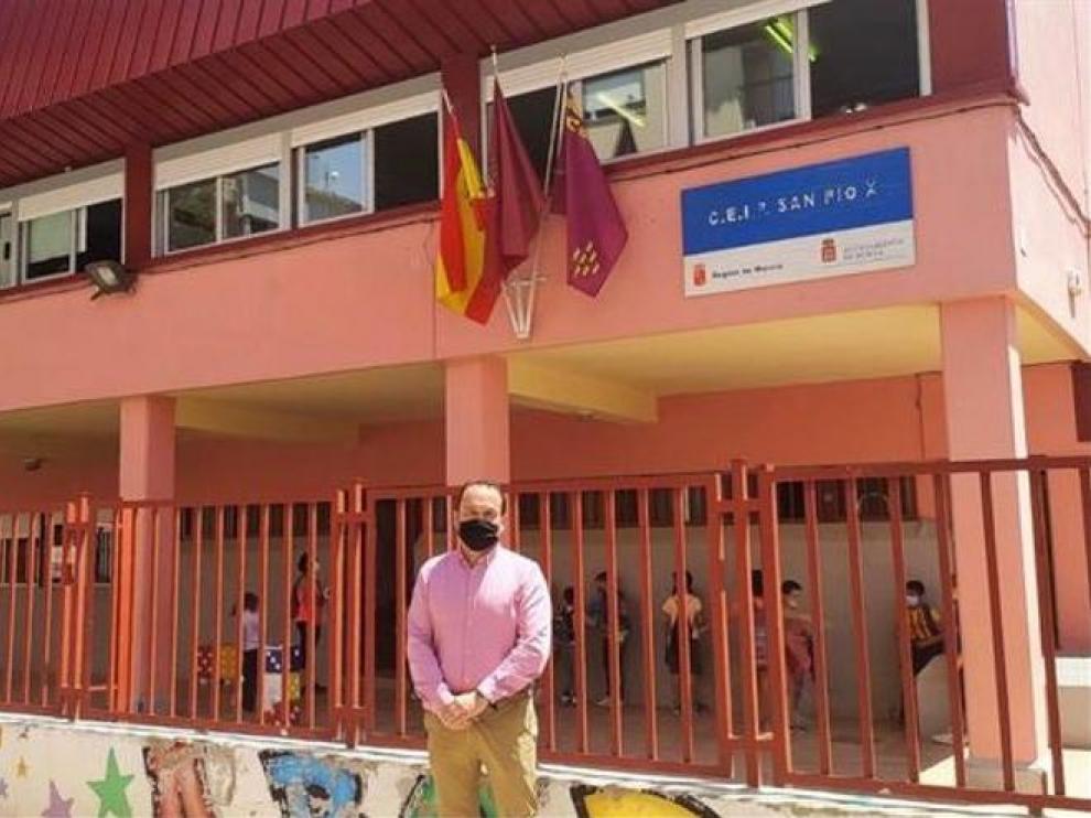 El concejal de Vox en Murcia, José Palma, durante una visita este miércoles al colegio San Pio X.