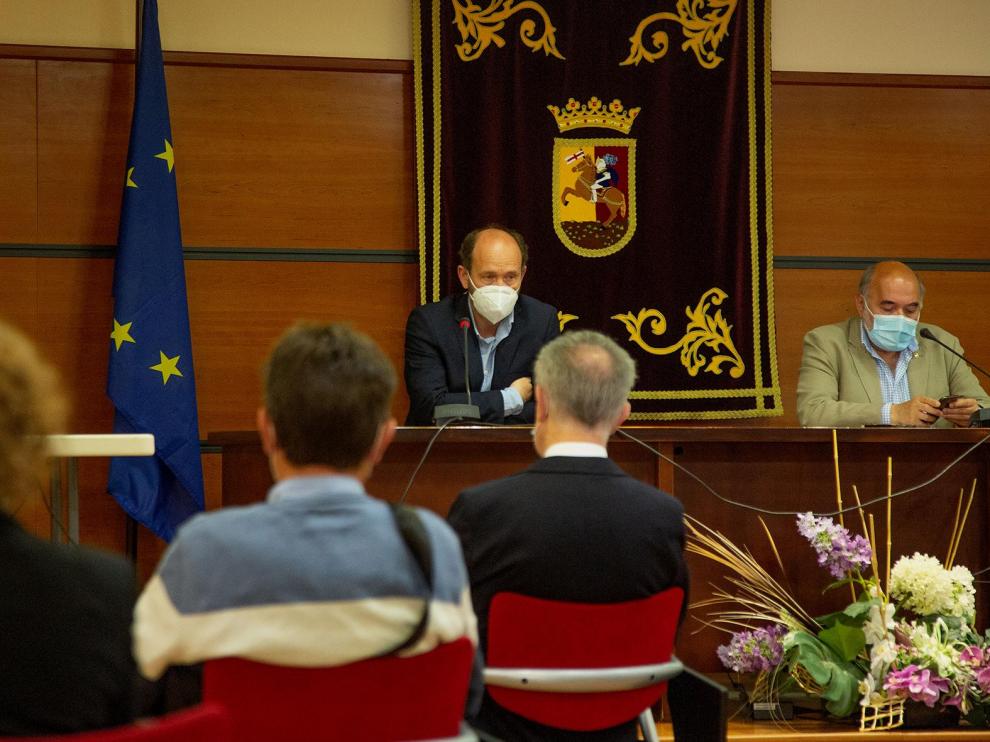 Ángel Pardillos, director de Estrategia e Innovación, y José Manuel Aranda, alcalde de Calatayud, durante la presentación del proyecto