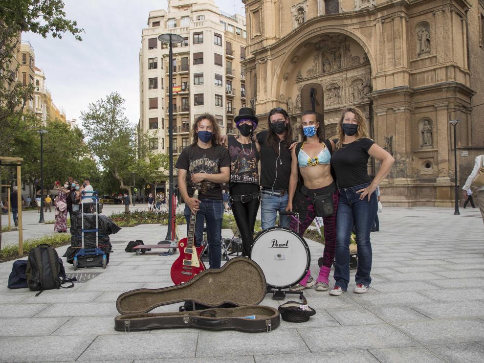 La banda local 'Scolopendra' tocando este jueves por la tarde en la plaza de Santa Engracia.