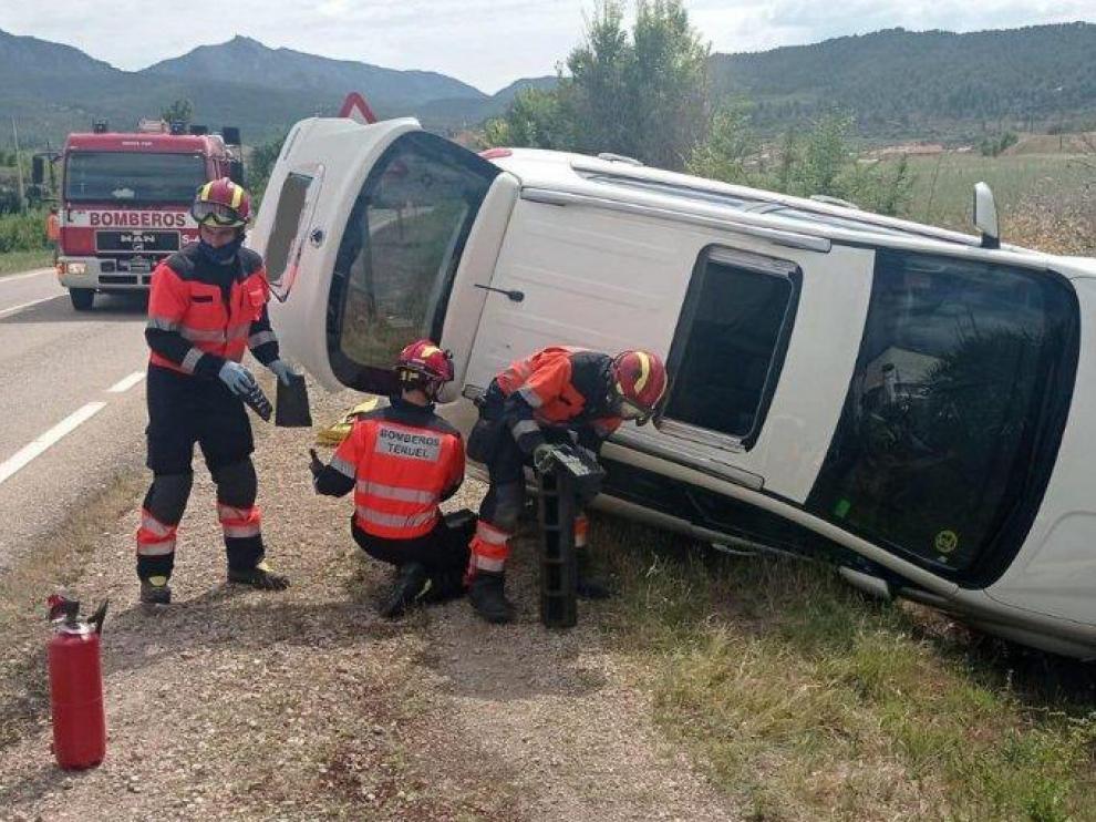 Efectivos del Parque de Alcañiz han excarcelado a una persona atrapada en el coche