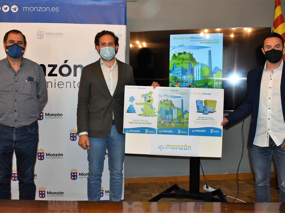 El alcalde de Monzón, Isaac Claver (en el centro), con el concejal de Servicios, Salvador Sarrado, y el diseñador Javier Lanzón en la presentación de la campaña