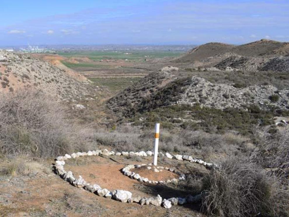 El centro geográfico de Aragón se encuentra marcado con un poste.