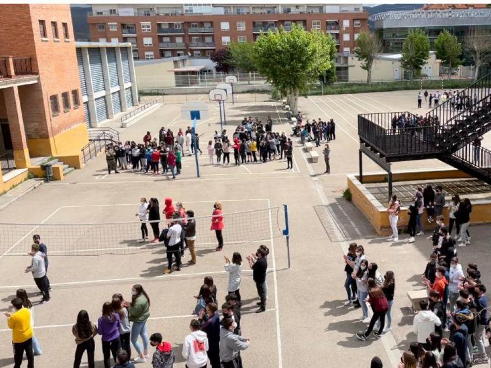 Los alumnos escucharon el manifiesto desde el patio