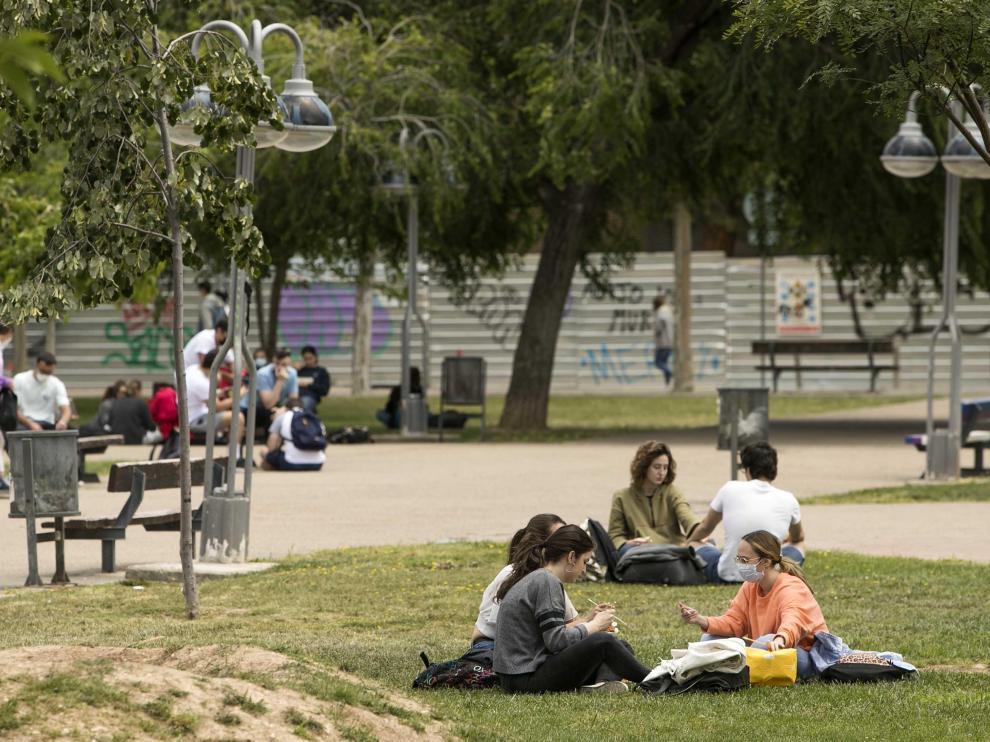 Estudiantes en el campus de la plaza San Francisco, en Zaragoza.