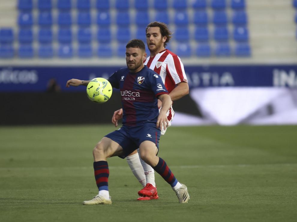 Javi Galán controla con el pecho durante el partido frente al Athletic.