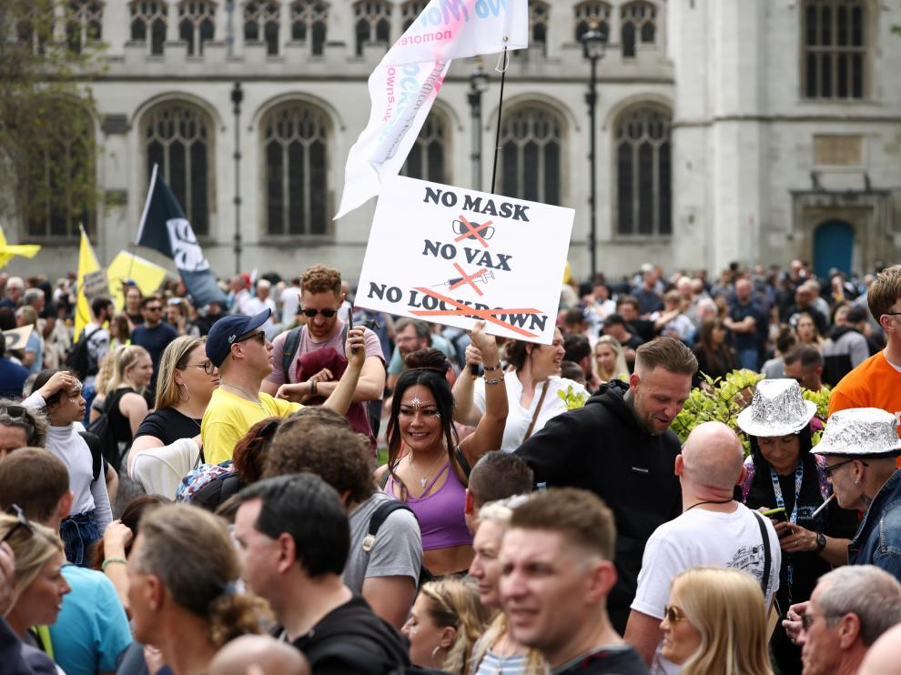 Protesta contra las vacunas y las mascarillas para frenar al coronavirus, este sábado en Londres.
