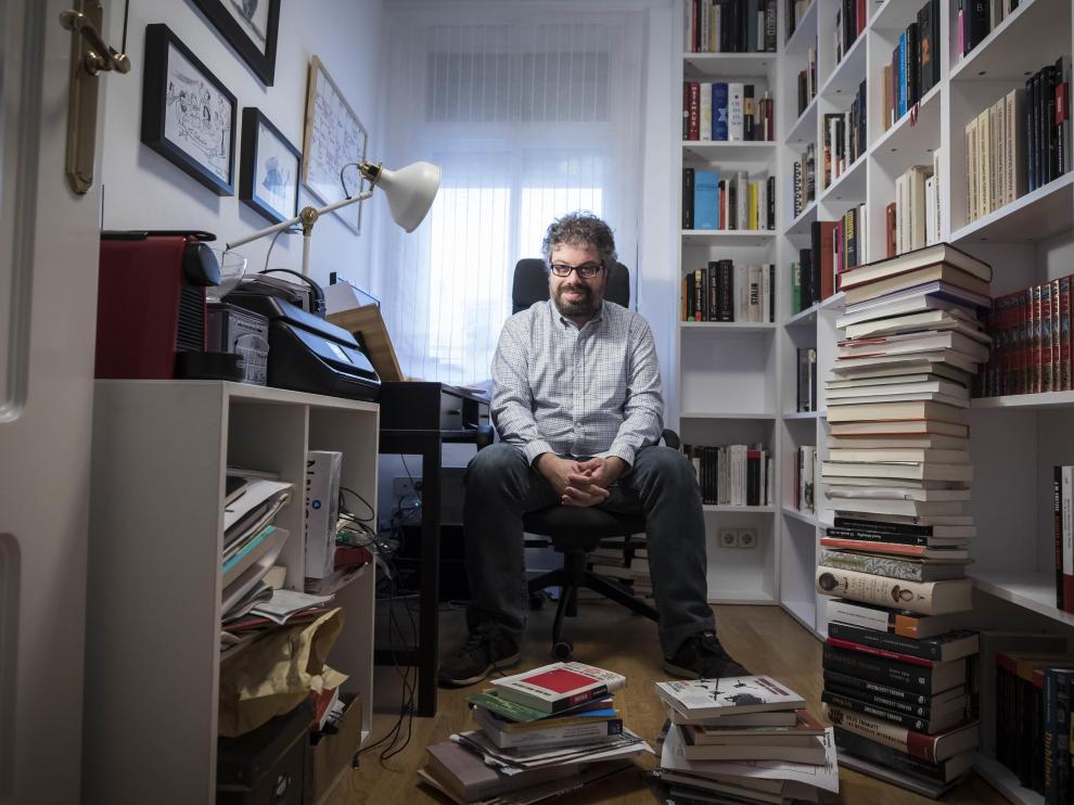 El escritor Sergio del Molino, en su domicilio zaragozano.