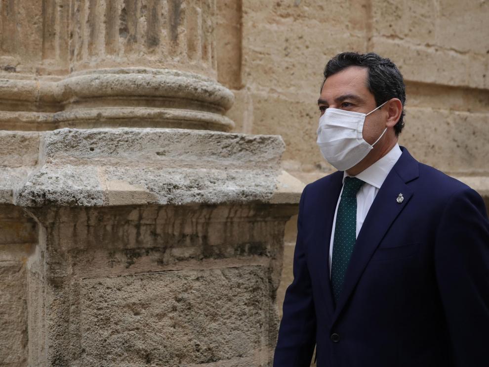 Juanma Moreno a su llegada al Parlamento andaluz, el pasado jueves.