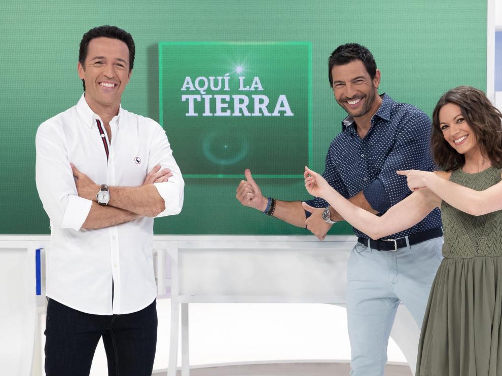 Jacob Petrus (izq.) junto a sus compañeros de 'Aquí la tierra'.