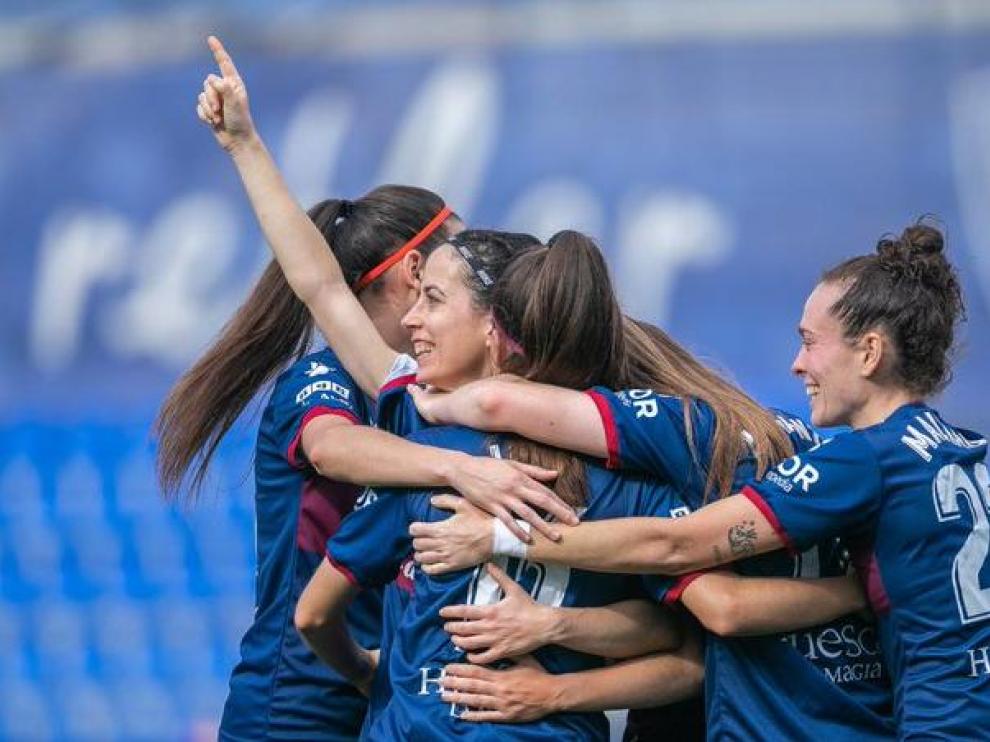 Las jugadoras de la SD Huesca celebran uno de sus cuatro goles.