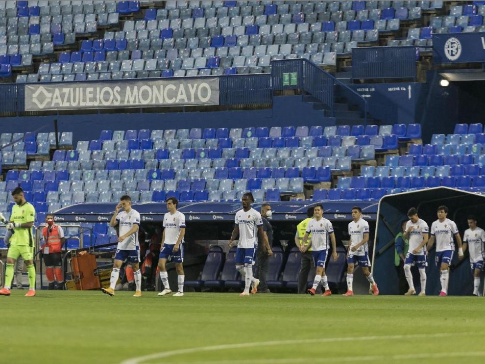 Los futbolistas del Real Zaragoza salen al campo de La Romareda para jugar el último partido ante el Leganés en esta temporada.