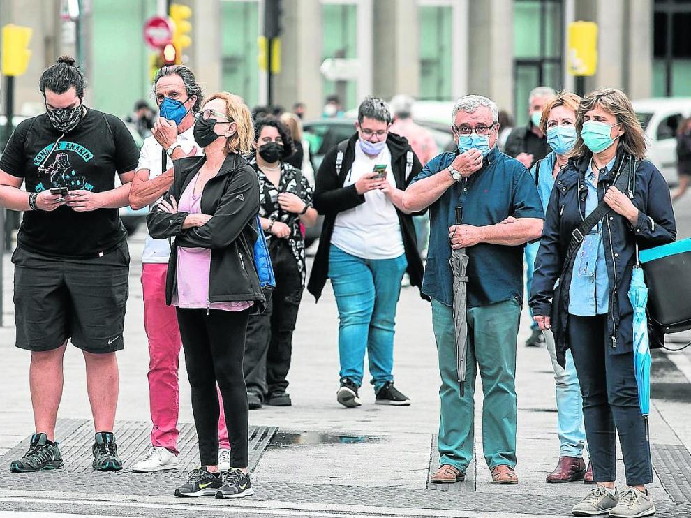 El posible final de la mascarilla en exteriores a partir de julio ha abierto un debate entre expertos, políticos y ciudadanos