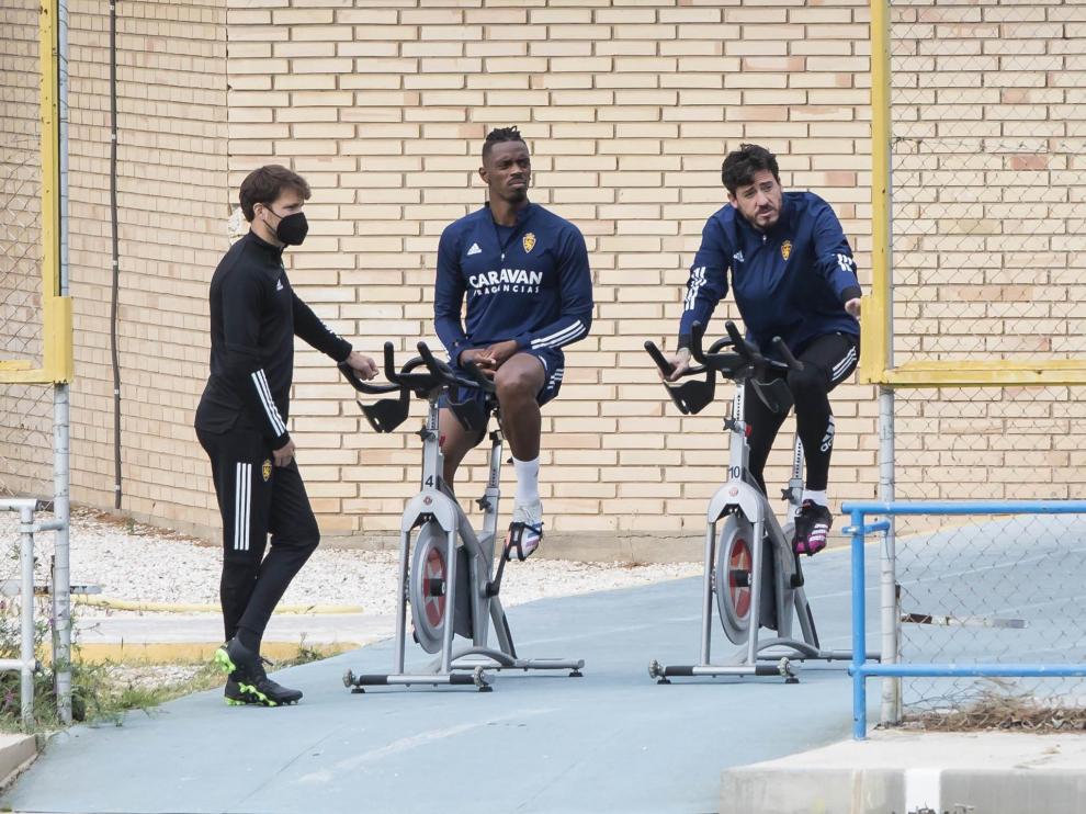 Jair Amador y Cristian Álvarez, en la bicicleta estática.