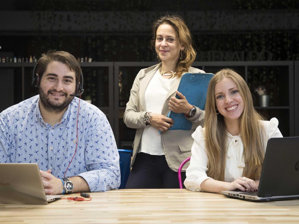 Los traductores e intérpretes aragoneses Guillermo Pinilla, María Pilar Cardos (centro), y Natalia Gascón.