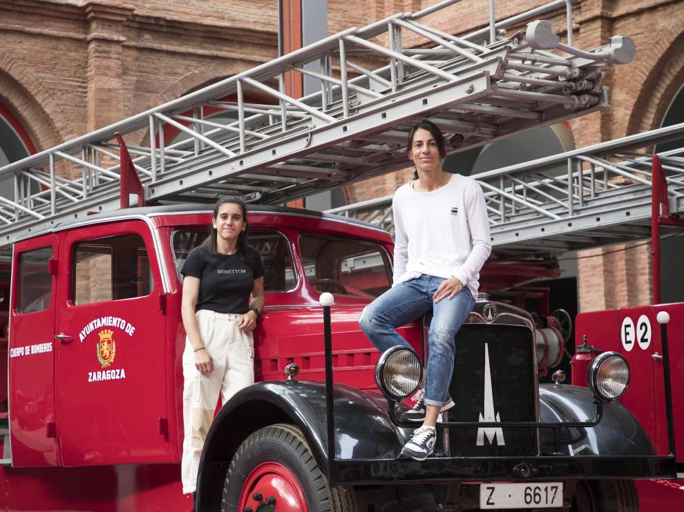 Las bomberas de percha Cristina Lafuente (izquierda) y Noemí Loma en el Museo del Fuego de Zaragoza.