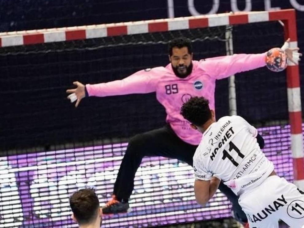 César Almeida, el nuevo portero del Bada Huesca, en acción.