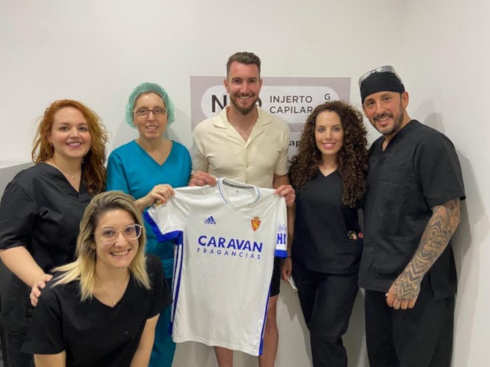 Mathieu Peybernes junto a la doctora Lourdes Moreno Carbonell y el resto de su equipo.