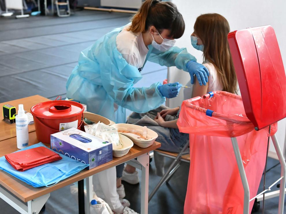 Una adolescente recibe la vacuna contra el coronavirus en un instituto polaco.