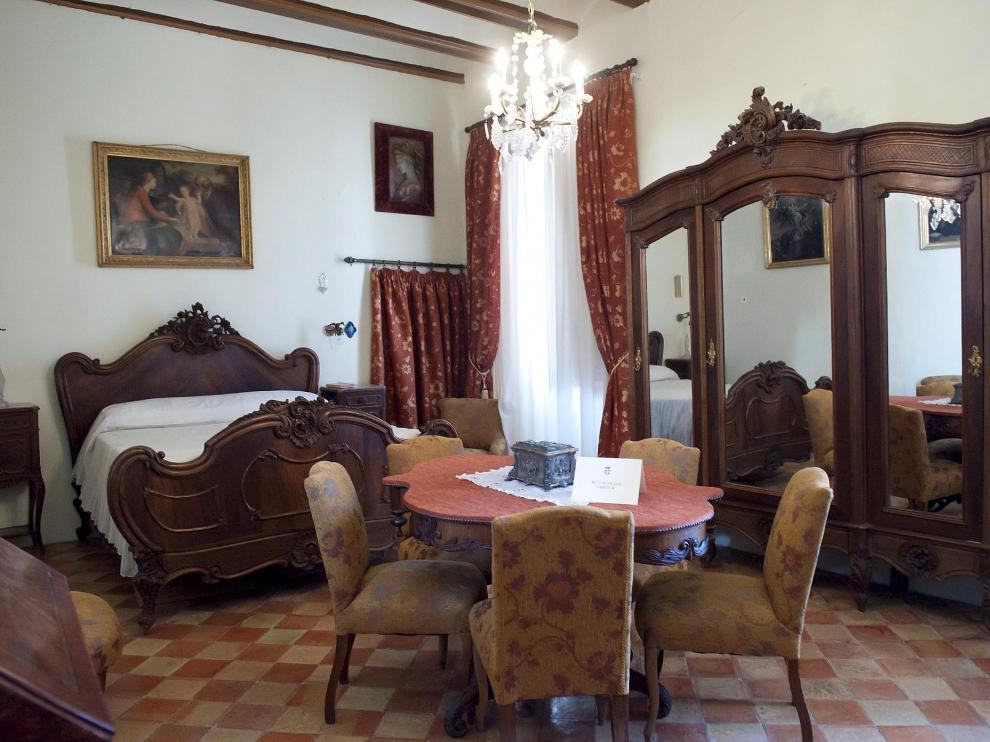 El recargado dormitorio del palacio de los Condes de Bureta.