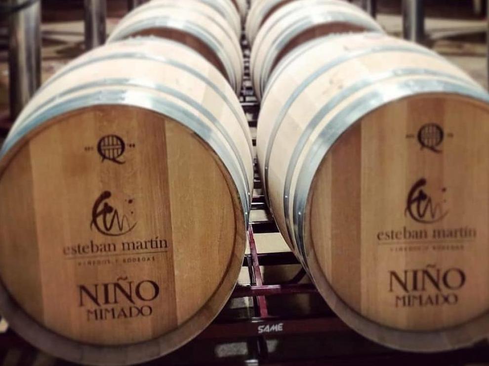 Barricas de roble en las que se cría el tinto de garnacha Niño Mimado.