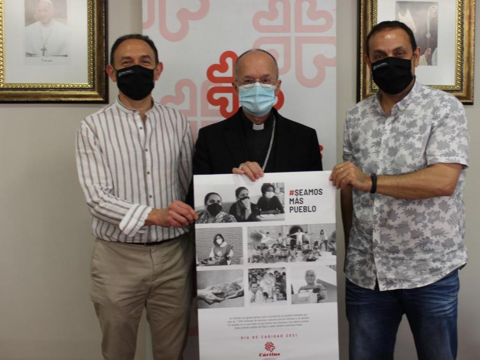 De izquierda a derecha, Felipe Munuera, director de Cáritas Huesca, Julián Ruiz, obispo de Huesca, y Jaime Esparrach, secretario general de la entidad.