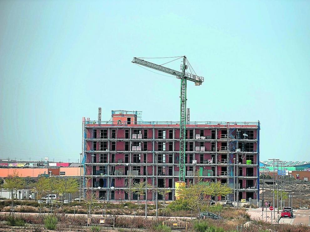 Vista de un edificio de viviendas en construcción en el barrio de Arcosur.