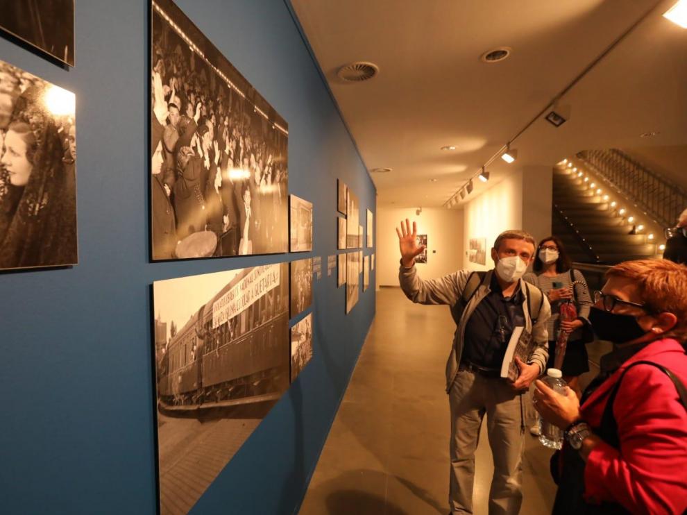 La diputada de Cultura, Maribel de Pablo, visita la exposición junto a Jesús Robledano, uno de los investigadores.