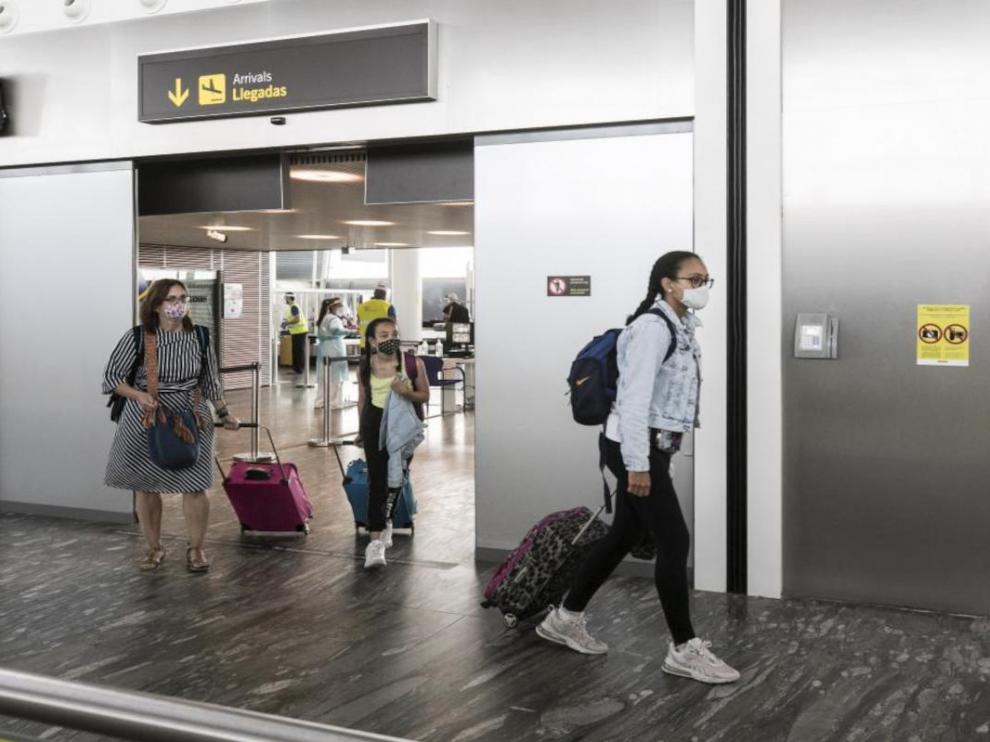 Viajeros en el aeropuerto de Zaragoza.