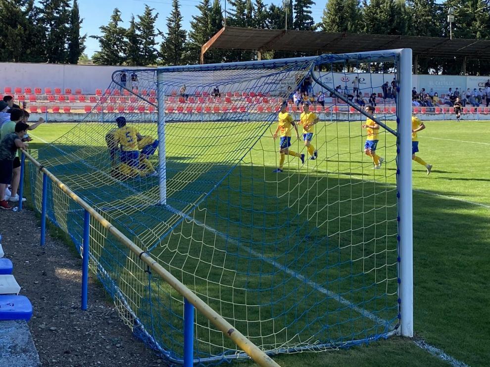 Imagen de los jugadores del Robres celebrando un gol en el partido frente al Cariñena.
