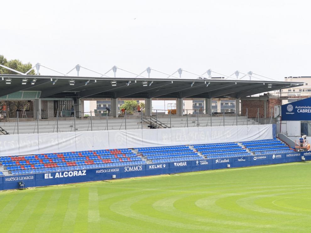 La tribuna de general de El Alcoraz ya luce su nuevo techado.