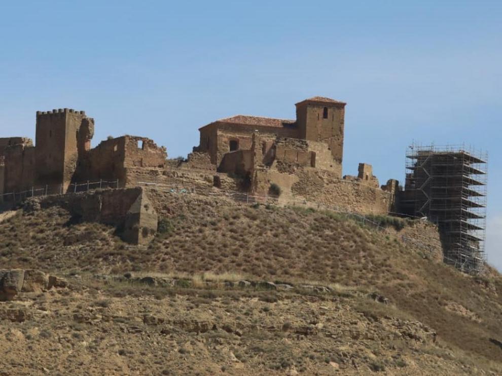 Una parte del castillo de Montearagón aparece cubierta de andamios.
