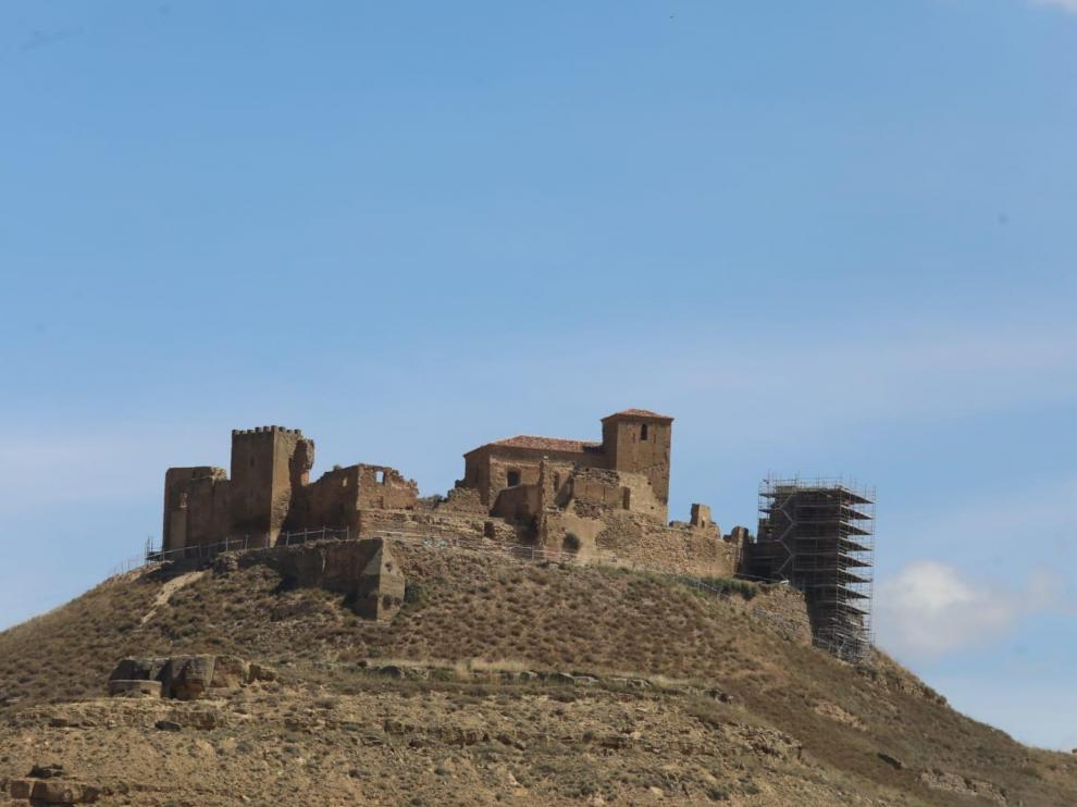 Una parte del castillo de Montearagón aparece cubierta de andamios.