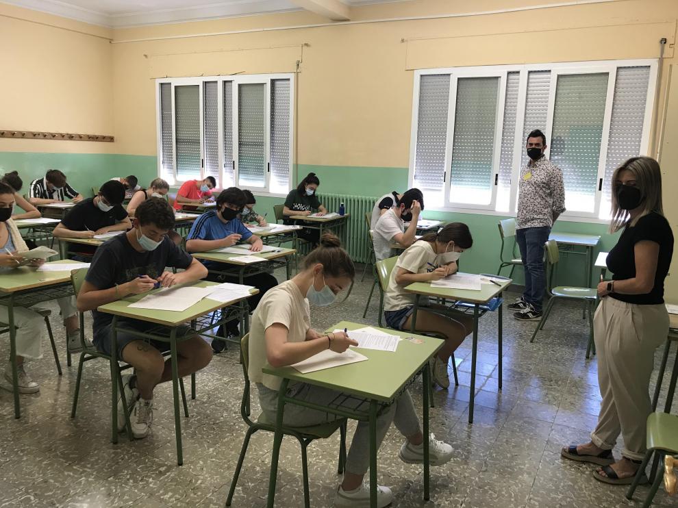 Alumnos del IES Ramón y Cajal de Huesca examinándose de la Evau.