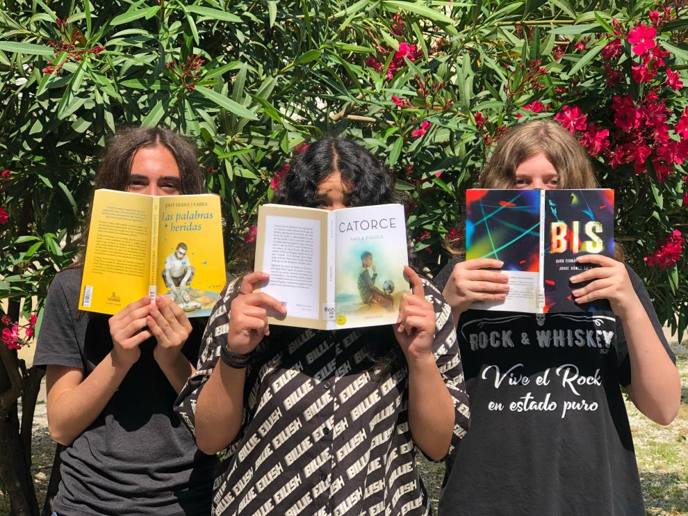 Tres alumnos muestran los libros seleccionados: ‘Las palabras heridas’, de Jordi Sierra i Fabra; ‘Catorce’, de Paula Figols; y ‘Bis’, de Jorge Gómez Soto y David Fernández Sifres