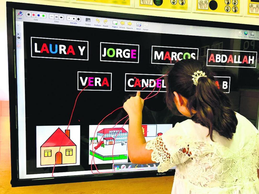 Laura, en su centro de educación especial, en el que recibe, con sus compañeros, la atención personalizada que necesita.