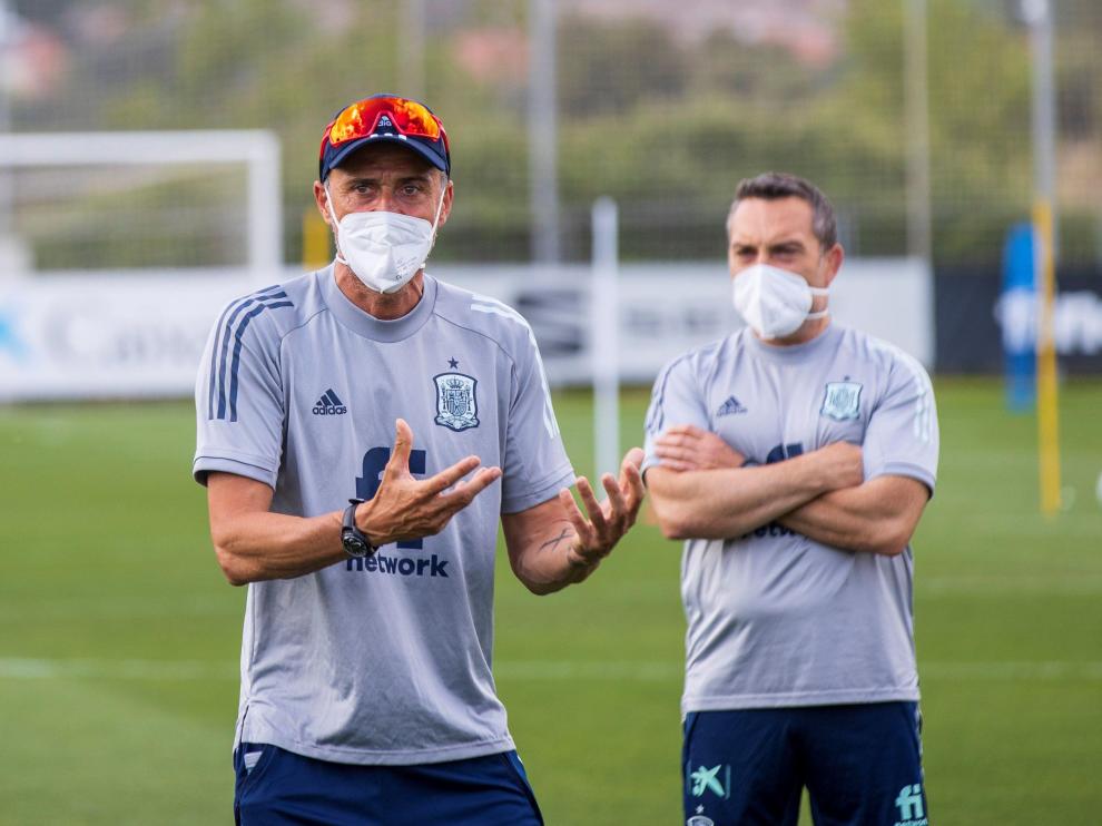Luis Enrique, con mascarilla, este lunes en Las Rozas