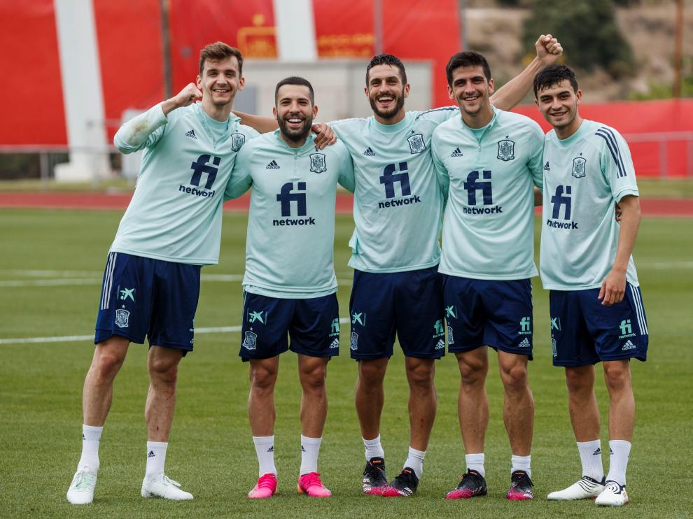Diego Llorente, a la izquierda, en una foto de archivo junto a otros compañeros de la selección