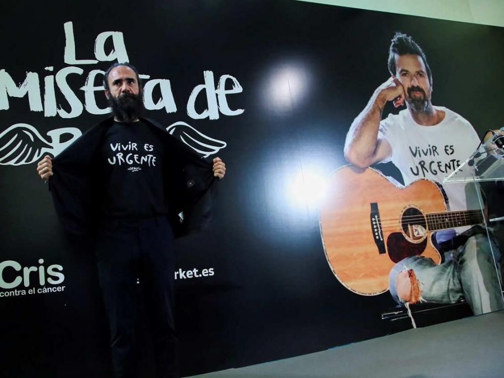El publicista y creador de la camiseta de Pau Donés, Jorge Martínez durante la presentación de "La camiseta de Pau"