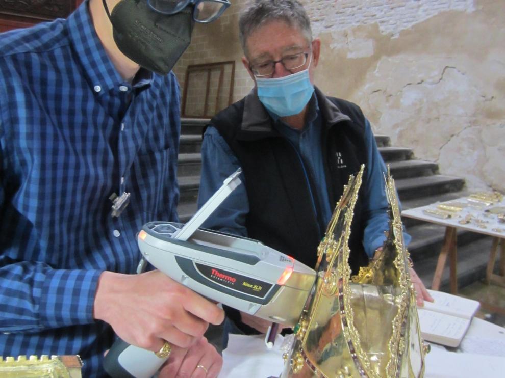 Los investigadores Pablo Martín Ramos y José Antonio Cuchí en el estudio de un relicario de la Seo de Zaragoza con el equipo de rayos X portátil.