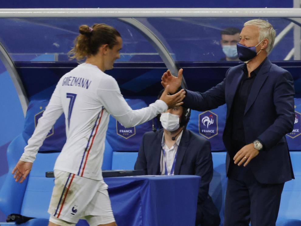 Antoine Griezmann saluda al seleccionador nacional francés, Didier Deschamps