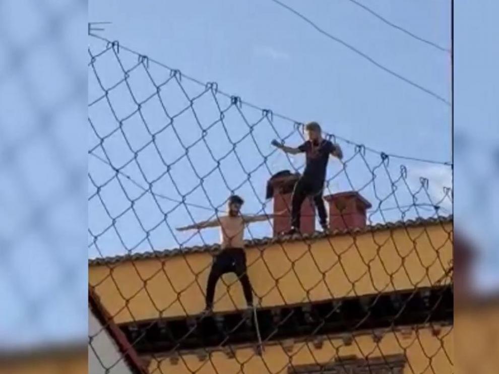 Dos de los acusados, bailando y haciendo caso omiso a la orden de la Policía para que bajaran del tejado.