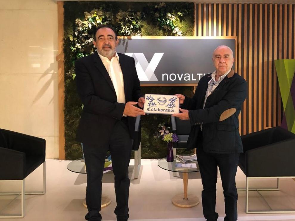 Julio de la Cueva, del Banco de Alimentos de Zaragoza, entrega a Miguel Ángel Artal, presidente de Novaltia, la placa que convierte a Novaltia en Colaborador de la entidad.