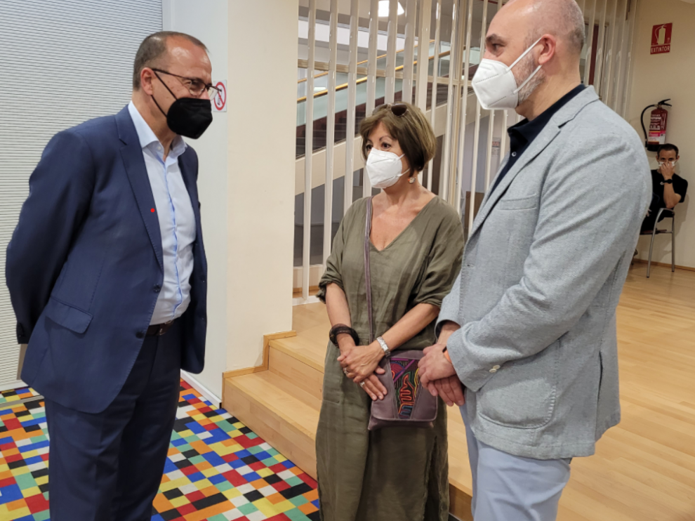 El consejero Felipe Faci, el DG Víctor Lucea y la escritora Ana Alcolea presentan el libro "Mis abrazos perdidos"