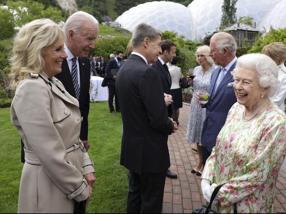 Isabel II charla con Joe y Jill Biden antes de la cena de gala que la reina de Inglaterra ofrece a los líderes del G-7