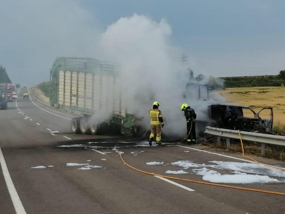 Los bomberos del parque de Sariñena de la DPH han tenido que sofocar el incendio de los dos vehículos.