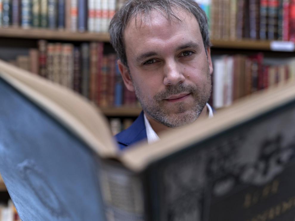 El escritor aragonés Luis Zueco ha triunfado con 'El mercader de libros', que ya está traducida al italiano y al portugués.